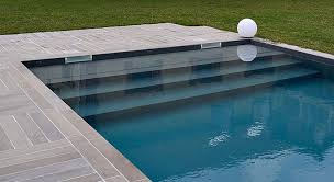 Piscines Carre Bleu L Grande Piscine Familiale Dans La Sarthe Avec Escalier Sur La Largeur Piscine Carre Escalier Piscine Piscine