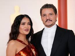 Salma Hayek robó suspiros con su vestido desabrochado: “Feliz de mantener  el glamour” - Infobae