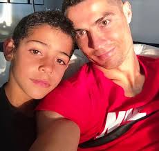 Wybijał się w rodzinie piłkarsko, więc ja robiłem różnicę w szkole. Cristiano Ronaldo Swietuje Z Cala Rodzina Wyjatkowy Stroj Pilkarza Juventusu Sport Wp Sportowefakty