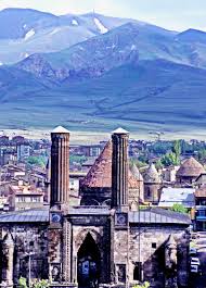 Dilerseniz kendi erzurum yazılarınızı sitemizde yayınlayabilirsiniz. Datei Erzurum 12 06 1990 Cifte Minare Mit Palandoken Daglari Jpg Wikipedia