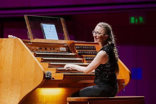 AUSTRALIA!!! I'm so excited to be spending 2 weeks in residence at the  @sydneyoperahouse in March 😭 one of those moments where you just think HOW  IS THIS REAL LIFE. I'll be