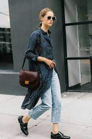 langes oversized hemd lederschuhe handtasche momjeans kombinieren modetrends outfitideen cute casual outfits casual friday outfit denim fashion