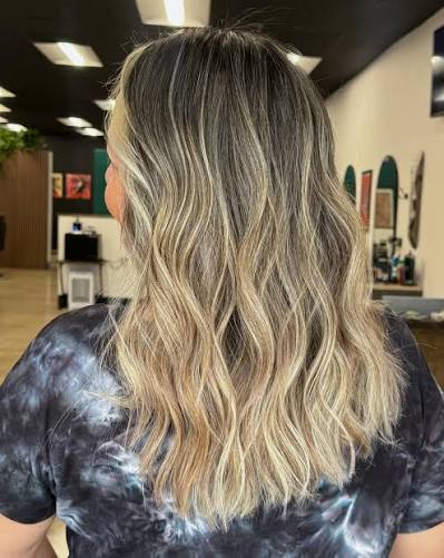 ✨ BUTTERY BLONDE BALAYAGE ✨ Soft, seamless, and effortlessly sun-kissed ☀️ This buttery blonde balayage was designed to create maximum dimension with a natural, lived-in grow out. By blending brighter blonde pieces