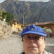 Another of those what is this book questions. I might be combining two  different books together here but the things I remember are: Book 1  Computers being used to do magic much