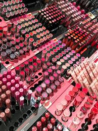 En offrant ces produits, non seulement vous apportez une valeur ajoutée à votre magasin de beauté en ligne, mais vous avez. Produits Cosmetiques A Vendre Dans L Affichage De Boutique De Beaute De Mode Photo Stock Editorial Image Du Dans Vendre 79806788