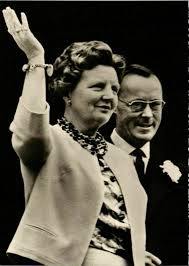 Hij beweerde daarin dat alexia ongeveer tien, vijftien jaar was, toen hij zijn echtgenote koningin juliana over haar inlichtte. Cpm Ak Hm Koningin Juliana En Prins Bernhard Dutch Royalty 820047 Hippostcard