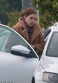 Fraudster belle gibson who faked having terminal brain cancer and duped australians for profit has had her melbourne home raided and assets sheriff's officers visited an address in northcote today to execute a warrant of seizure and sale on items belonging to ms gibson, a consumer affairs. Belle Gibson Is Spotted Looking Downcast Just Weeks After Authorities Raid Her Home Mixdigest