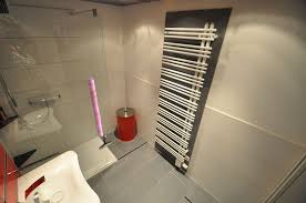 Badezimmer Andrazit Farbene Fliesen Hinter Dem Heizkorper Ergeben Einen Tollen Kontrast Neues Bad Glasfliesen Raumgestaltung