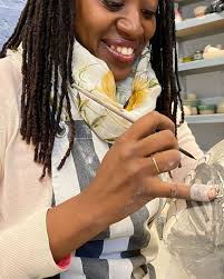 Avantia herdenkt slachtoffers moderne slavernij met vijftien schilderijen