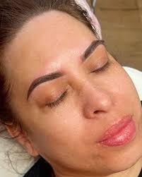 💕Ombré powder brow tattoos💕 Hot off the needle 🔥 Brows will soften and  fade up-to 60% once healed for a more natural look ✨ Long lasting, defined  brows 🤤 Book yours now! . . . . #