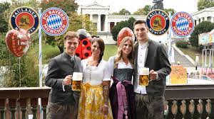 So kamen nadine menz (27) mit freund sascha bigalke (27), joshua kimmich (22) und seine lina meyer, sebastian rudy (27) mit seiner frau elena, torwart sven ulreich mit gattin lisa. Fc Bayern Munchen Niklas Sule Joshua Kimmich David Alaba Und Co Bringen Familien Mit Ins Qurantane Trainingslager