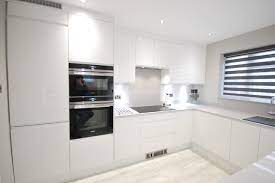 We did not find results for: White Gloss J Pull Contemporary Kitchen With Light Grey Quartz Worktop Minimalistisch Kuche Sonstige Von Lords Houzz