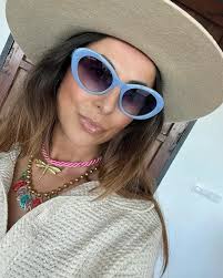 We ship worldwide. Selected and Handmade Products