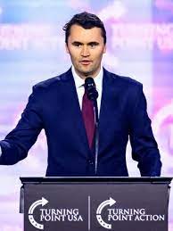 Como Charlie Kirk se tornou herói dos jovens Conservadores dos EUA