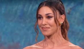 Il dettaglio nella foto lascia pochi dubbi. Belen Rodriguez Con Il Braccialetto Antinausea Quindi E Incinta