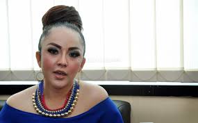 Ternyata mbak ayu, begitu kulihat dari belakang, pantatnya putih dan semok banget. Regina Andriane Saputri Ig Dengan