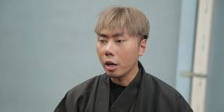 Aku mau dikatain jelek, beauty blender lah, muka nggak simetris, muka kayak logo arsenal lah itu gue diam banget, ujar roy kiyoshi. Pengakuan Roy Kiyoshi Soal Oplas Potong Dagu Gara Gara Disebut Mirip Beauty Blender Kapanlagi Com