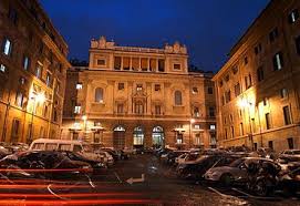 Il seconde le dirigeant au sens large pour faciliter la mise en œuvre de sa mission, prendre en charge les tâches organisationnelles, trouver les informations et les transmettre, résoudre les questions. Pontifical Universities In Rome Wikipedia