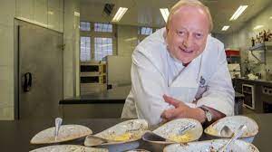 Alfons schuhbeck (born on may 2, 1949) is one of germany's top chefs, as well as being a restaurateur, celebrity chef, author and businessman. Am Platzl In Munchen Durchsuchungen Bei Schuhbeck Munchen Sz De