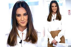 Silvia toffanin ci mostra dallo studio di verissimo che la vera protagonista dell'autunno 2020 è la le maglie in misto lana saranno i passepartout di stagione, come dimostra silvia toffanin dallo studio di. Silvia Toffanin A Verissimo Il Look Con La Camicia Dai Dettagli Nascosti E I Pantaloni A Vita Alta