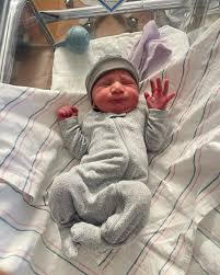 Avery Jay Hernandez 🧸🤍 7 pounds, 3 oz & 18 inches long☁️ Born