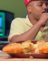 Já comeram a Pizza Frita Sanders? É perfeita para compartilhar: 1,2 kg para  4 pessoas, com mais de 52 opções de doces e sorvetes para personalizar como  você quiser! 🤩, Aqui, a diversão é garantida ...