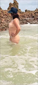 Coroa gostosa completamente nua na praia - Sua Esposa