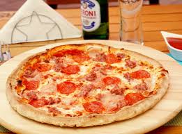 O pizza extraordinar de proastă, pe lângă blatul gros și numai pufos nu era, trebuia o lupa să vezi ingredientele, iar nenea ăla pizarul când bagă la cuptor uită să o scoată la timp era și paporlita. Pizzeria ItalianÄƒ Wow Pizza La Cuptor Cu Lemne Focsani