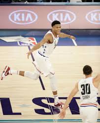Four years ago, stephen curry was in the midst of one historic title run. Clip Shows Steph Curry Potentially Recruiting Giannis On Wednesday
