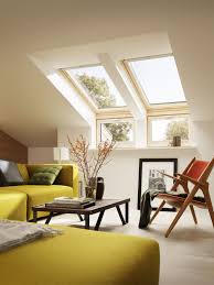 Les Chassis Naturels De Ces Fenetres De Toit Offrent Une Belle Harmonie Avec Le Mobilier Retro De Ce Sejour Chaleureux Woonkamer Gezellige Woonkamer Interieur
