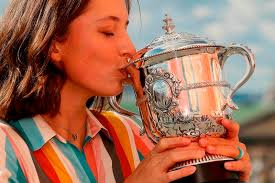 Polish teenager iga swiatek and argentine qualifier nadia podoroska will open play in the main stadium at the french open. Manisnya Iga Swiatek Atlet Tenis Pemenang Prancis Open 2020 Okezone Sports