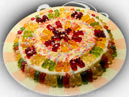Auf basis eines blechkuchens eine super einfache sache. Gummibarchen Torte Lebensart Im Markgraflerland