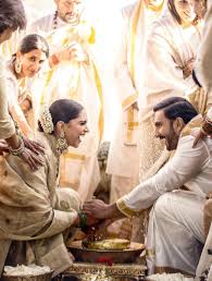 Ranveer Singh Deepika Padukone Wedding Mehendi Pictures Hd Quality Good Quality Images Bollywood Wedding E Bollywood Wedding Deepika Ranveer Celebrity Weddings