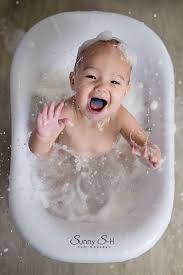 Your baby may be bathed on a towel, blanket, or changing table until his umbilical cord falls off or until he is old enough to sit up. My Absolute Favorite First Birthday Shot Yet Splash Splash In The Bath Tub With The Blue Tongue From Cake Fotoshoot Ideeen Baby Fotoshoots Fotoshoot
