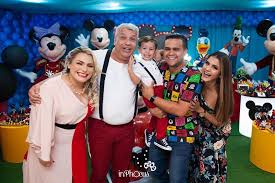 Inglês e espanhol perfil de apoio ao apresentador do programa. Wallacy Bruno Photos Facebook