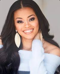 Lisa Obanion's Instagram, Twitter & Facebook