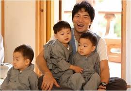 Song triplets are growing too fast , where are they now? Song Il Kook Shows How Much His Triplets Have Grown Since Superman Is Back Allkpop