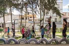 Y a apreder colores y a contar del 1 a 5. La Jugaquina Parque Ludico De Materiales Reciclados En Ecuador Plataforma Arquitectura
