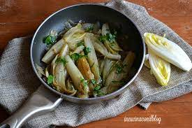 Questa verdura, detta propriamente indivia belga, ha un gusto amaro e particolare, ed è adatta da gustare anche da sola. Indivia Belga Saltata In Padella In Cucina Con Il Blog