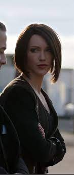 Katie Cassidy Arrow She Looks Great In Shorter Brown Hair Brown Eyes Black Hair Short Black Hairstyles Katie Cassidy