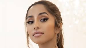 Maria's father belongs to kochi, kerala and mother is from kolkata, west bengal. Du 7bggalztzym