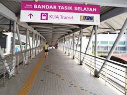Bandar taşık selatan, bitişiyle dikkat çekiyor bandar tasik selatan tren istasyonuile bir demiryolu kavşağı olan şehirlerarası, ktm komuter, lrt ve klia transit (havaalanı ekspres) bu istasyona hizmet veren hizmetler. Trains