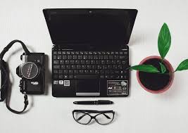 Dostawa sprzętu komputerowego do placówek oświatowych a VAT