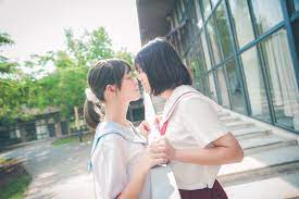 フリー写真] 目を閉じてキスをする二人の女子高生 - パブリックドメインQ：著作権フリー画像素材集