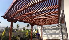 La versatilidad de la madera nos permite hacer diferentes diseños. Pergolas De Madera Pergolas De Aluminio Pergolas Con Cristal Pergolas Y Quinchos Techados Para Patios Ja Pergolas De Madera Pergolas De Aluminio De Madera