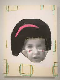 Trazos blancos y círculos rojos