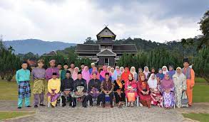 Mereka bukan sahaja ada masak lemak cili api, malah hidangan lain seperti pencuci mulut juga turut ada. Artikel Berita Desa