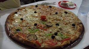 mega pizza avec 4 varietes de viande food vegetable pizza vegetables