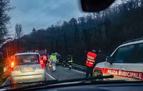 Come riporta gazzetta.it, è deceduto stelvio boaretto, pilota di moto impegnato nel trofeo italiano amatori il centauro è stato purtroppo coinvolto in un incidente con altri concorrenti. Ok Mugello Le Foto Del Tremendo Incidente Di Oggi Sulla Bolognese Auto In Bilico E Moto Distrutta Le Foto