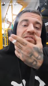 Mandula Adam está otra vez de las suyas…en el tranvía fumando😩 :  r/talk_hunfluencers